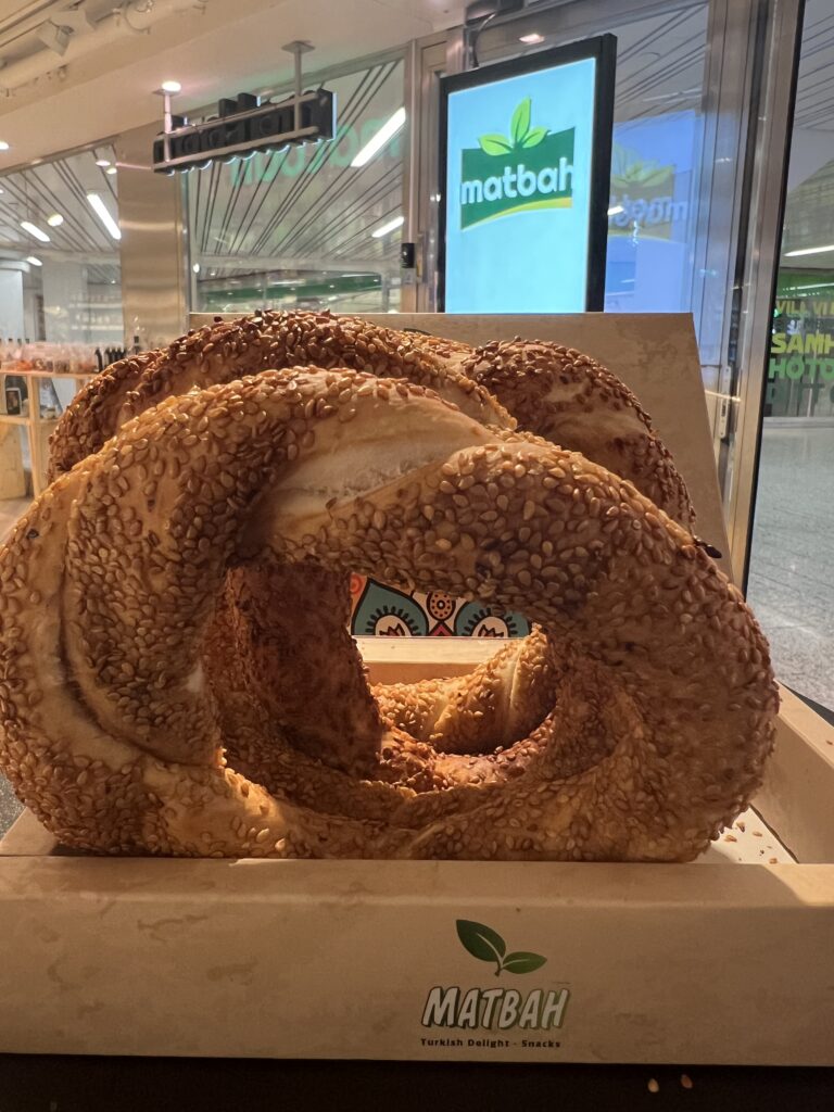 Vetemjöl 50 %, vatten 30%, färsk jäst 1 %, socker 1 %, salt 1 %. Överdrag: Pekmez druvmelass utspädd med vatten 5 %, sesamfrön rostade 12 %.