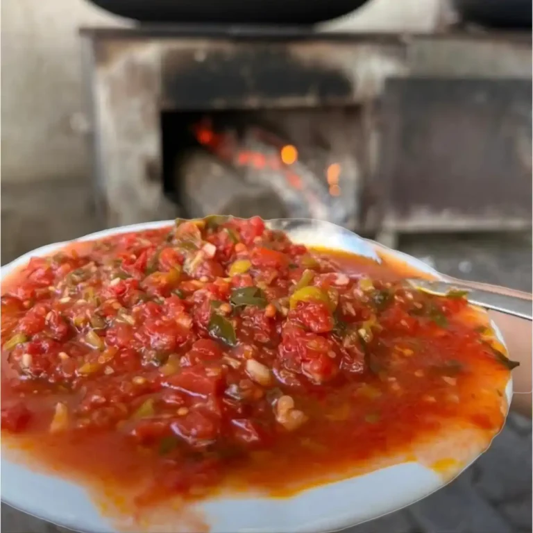 Acı sos Yaz aylarında yetiştirilen sebzeler güneşte kurutularak pişirilir.